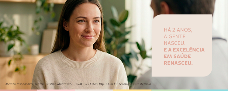 Mulher sorrindo com homem