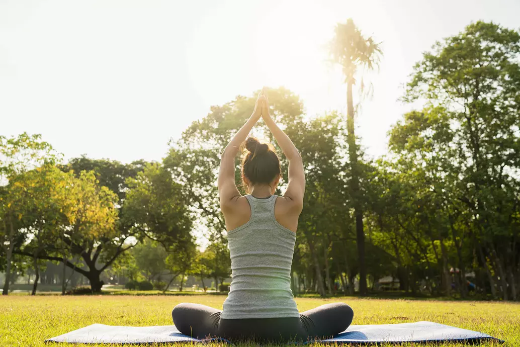 mulher fazendo yoga ao ar livre