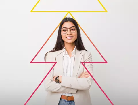 Imagem de uma mulher com os braços cruzados vestindo um jaleco de médica, com o contorno de um pinheiro desenhado em volta dela.