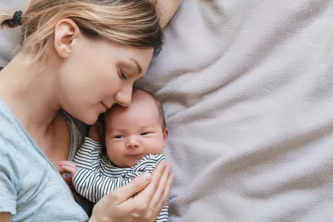 bebê recém nascido com a mãe soluço ícone de notícia