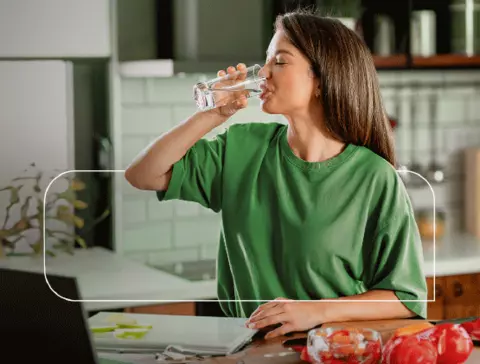 Mulher tomando água