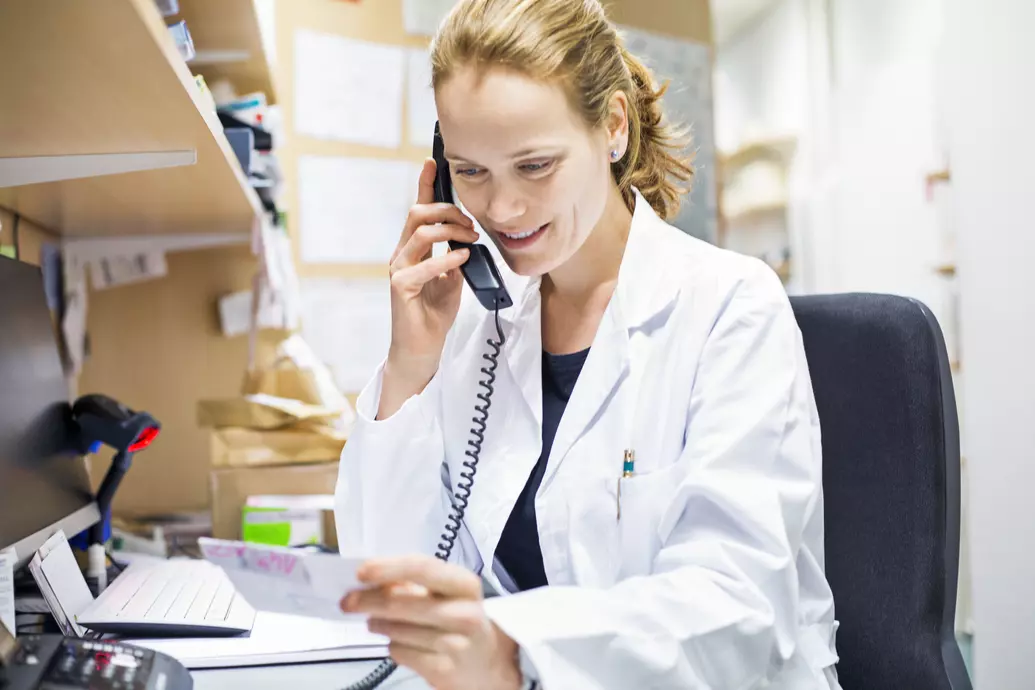 Farmaceutica falando ao telefone