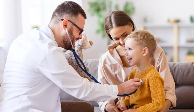 mãe e filho no consultório médico ícone de notícia