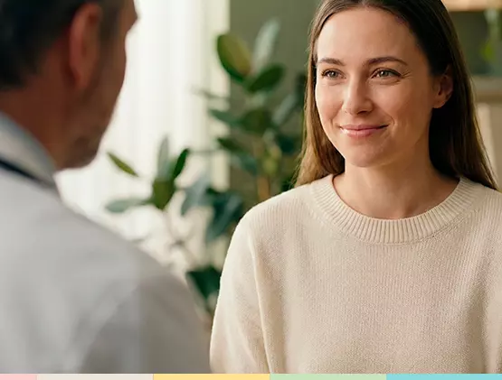 Mulher sorrindo com homem